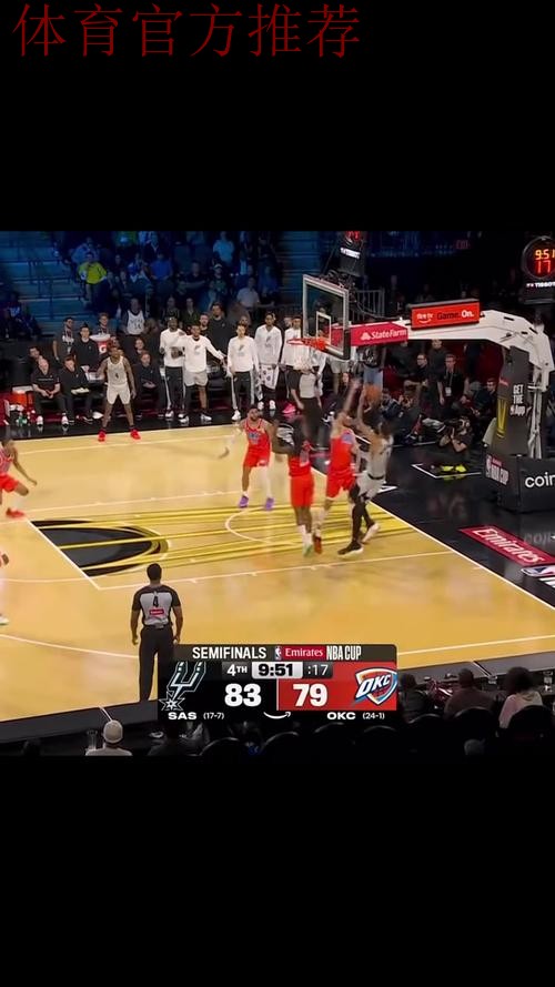 文班亚马右侧落位 转身后仰倒地命中 文班亚马右侧落位 转身后仰倒地命中